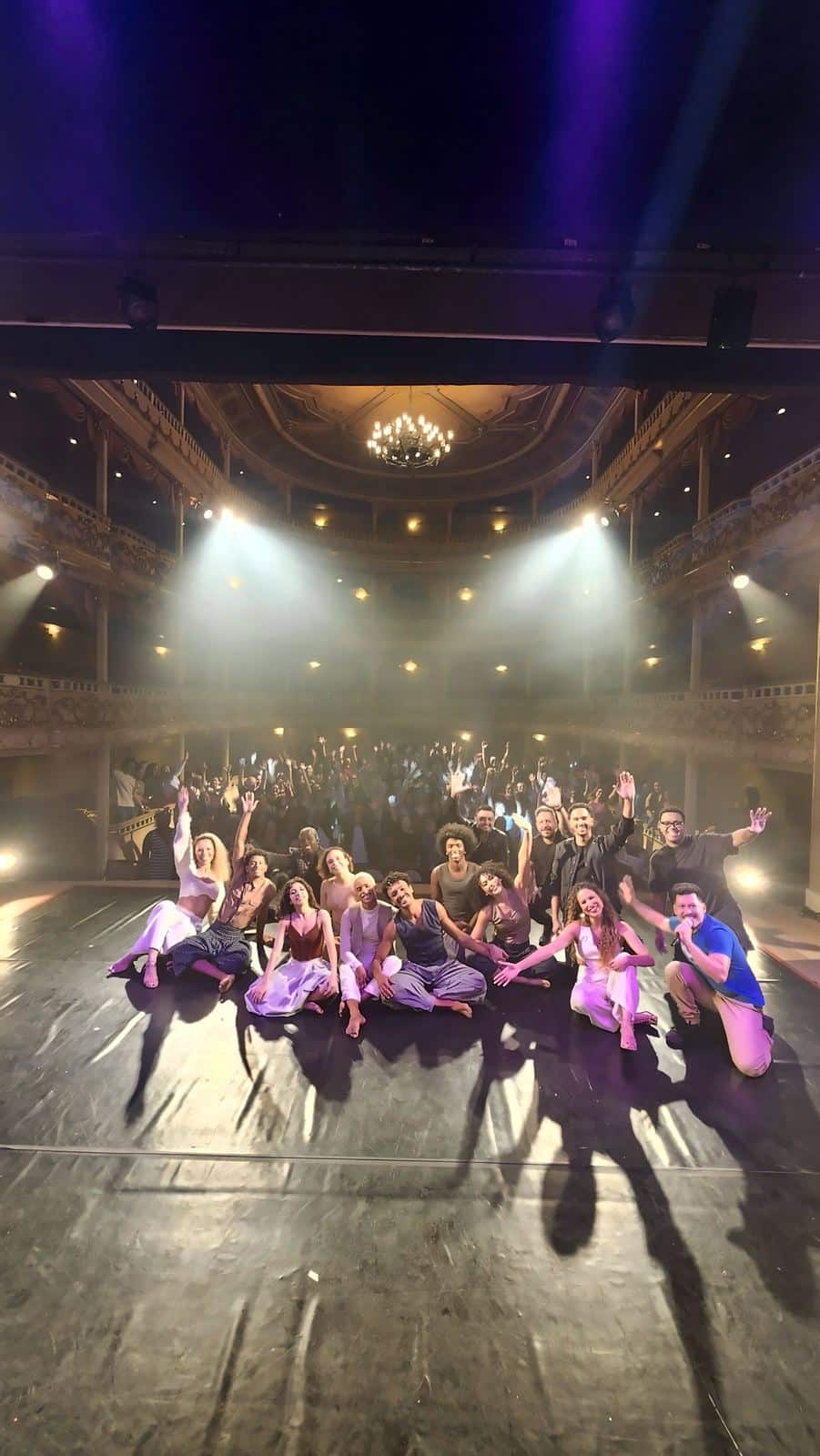 Bailarinos e músicos no palco do Theatro Municipal de Niterói, no Entre Solos & Canções