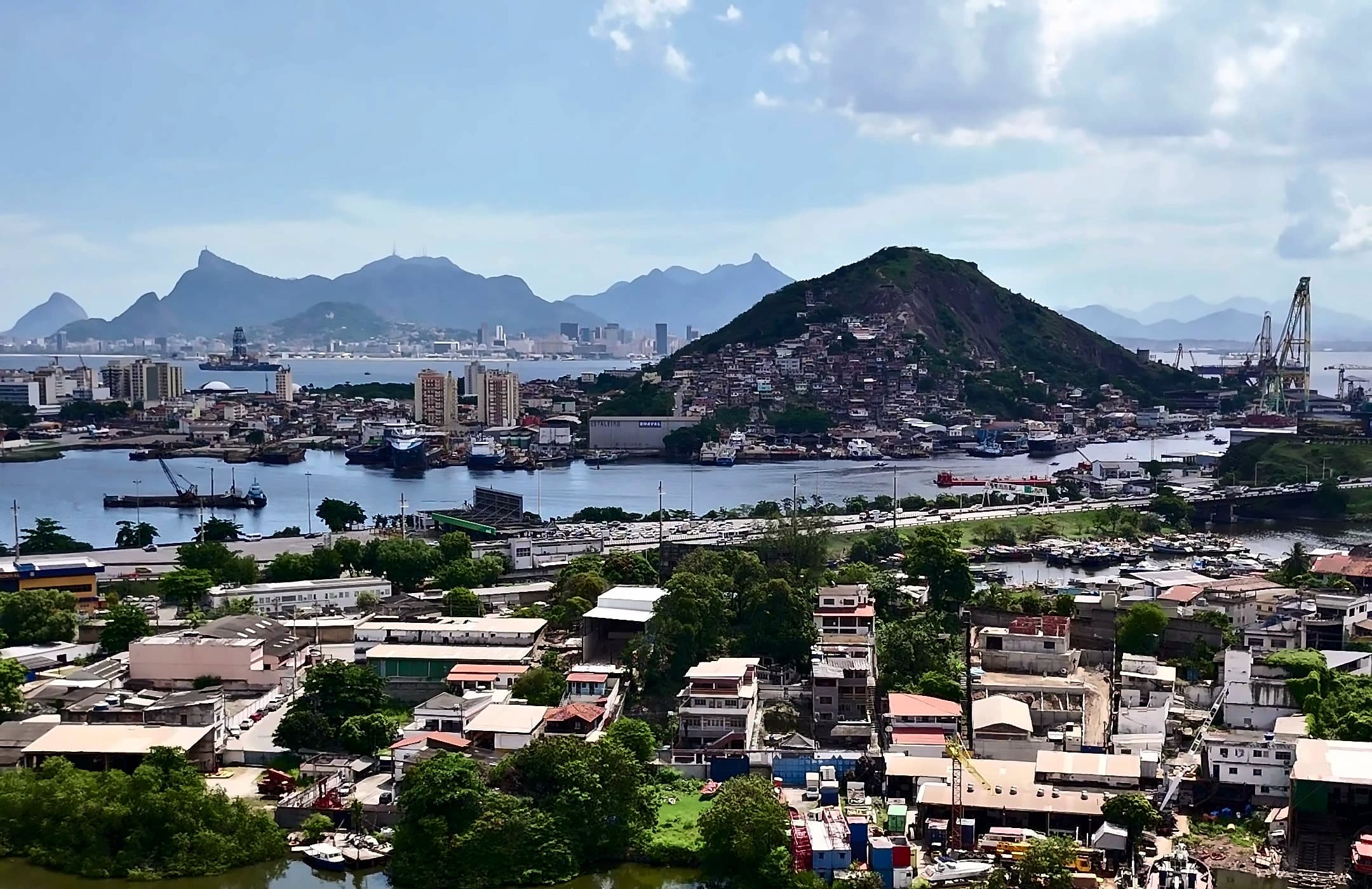 Vista aérea de Niterói: o mar, o morro, as casas e os barcos