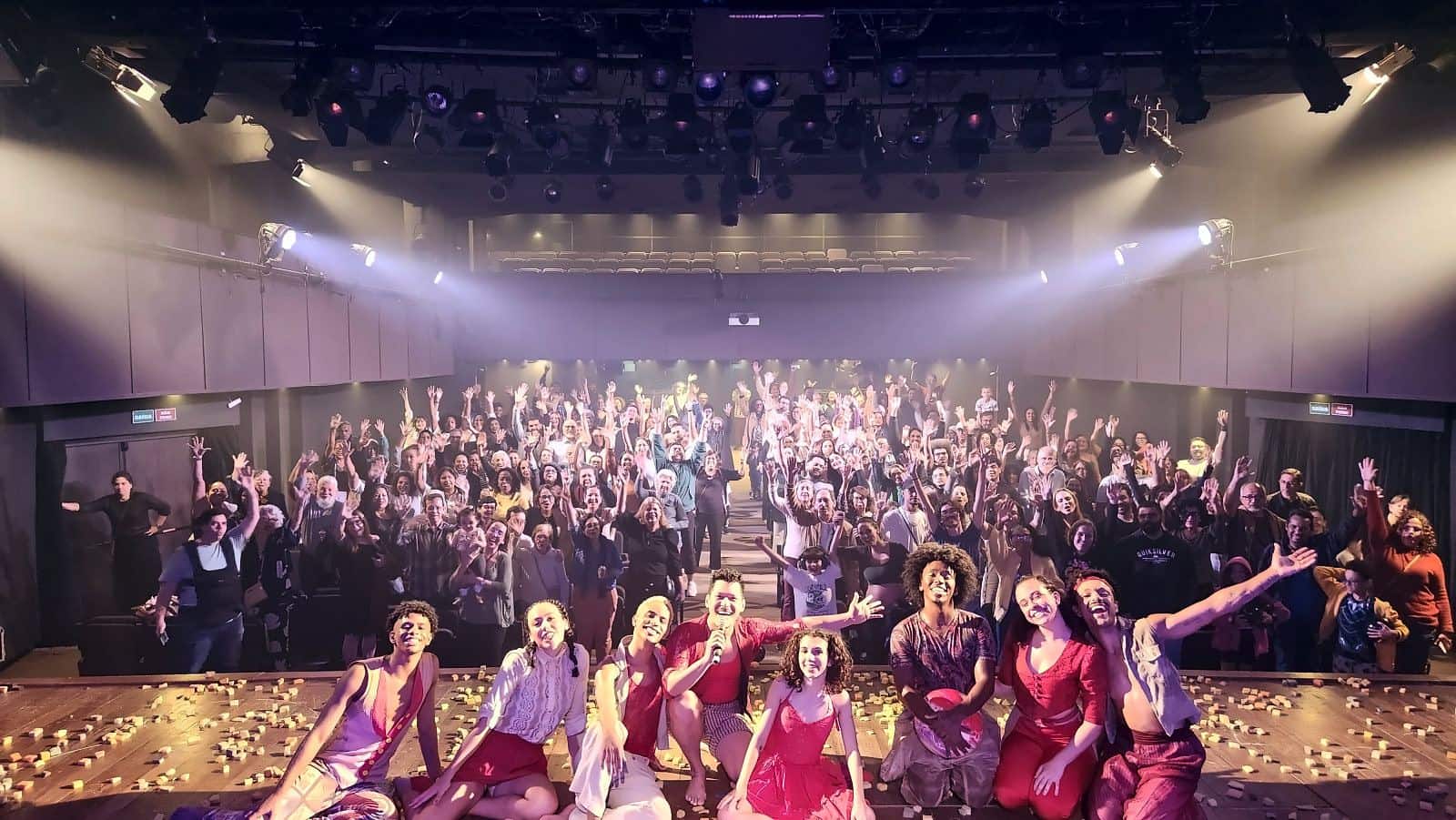 Plateia cheia no Teatro da UFF, com o elenco do Pé de Cachimbo agradecendo no palco
