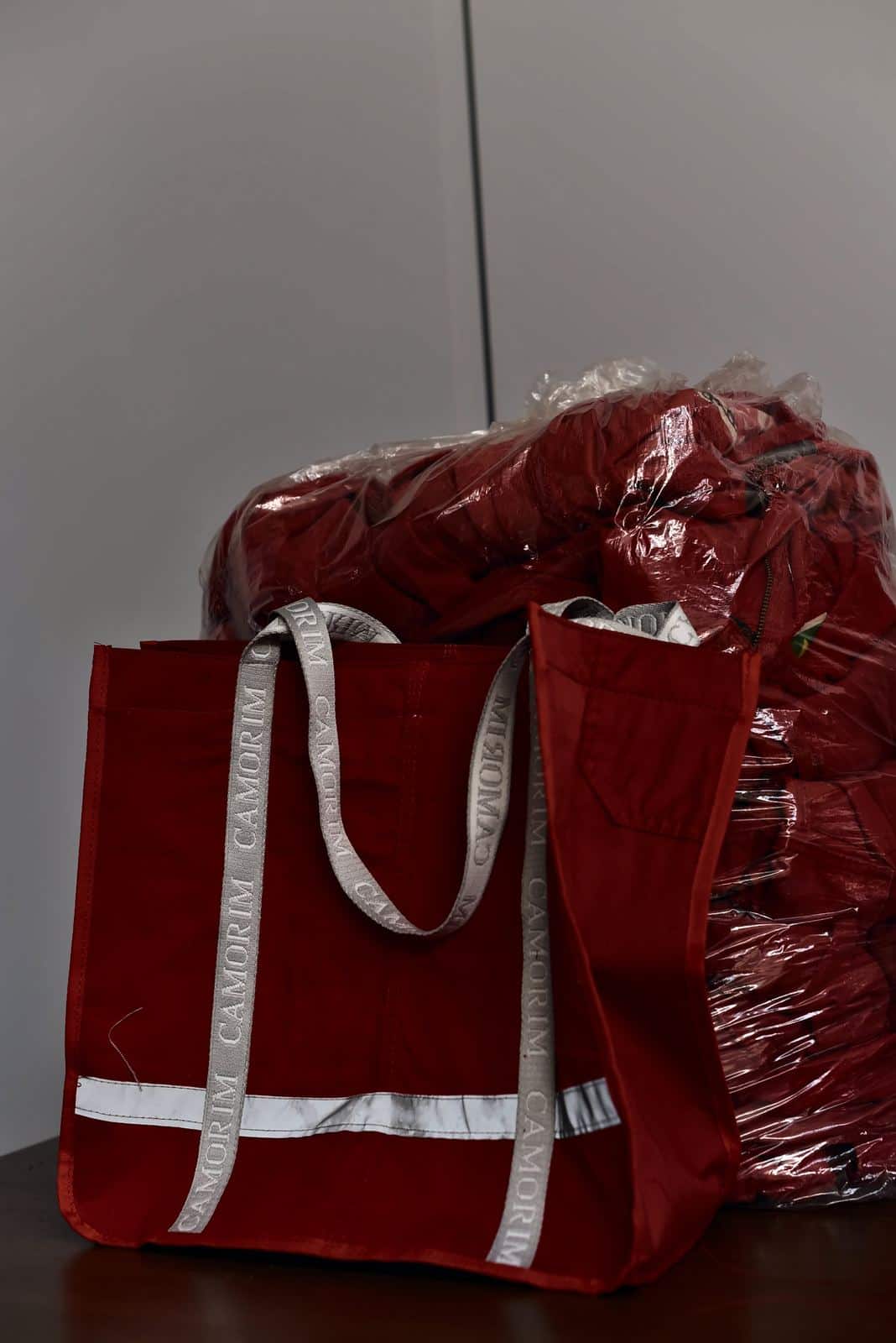 Ecobag vermelha com faixa refletiva feita de macacão de trabalho